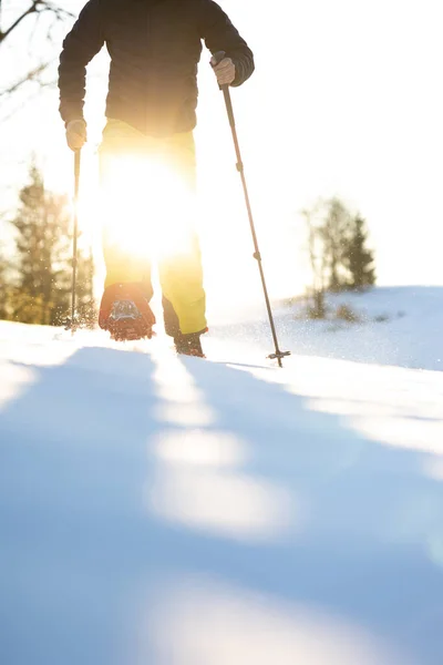 深い雪の中で冬にスノーシュー 雪の中を歩く 冬は山に登る — ストック写真