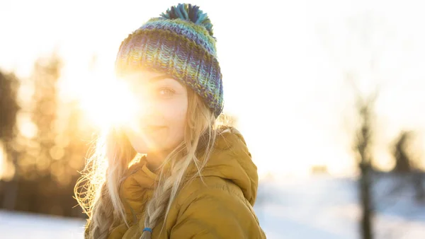 Vinterporträtt Vacker Ung Kvinna Som Badar Varmt Kvällssol Ett Snöigt — Stockfoto