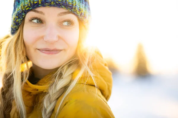 Zimowy Portret Pięknej Młodej Kobiety Kąpiącej Się Ciepłym Wieczornym Słońcu — Zdjęcie stockowe