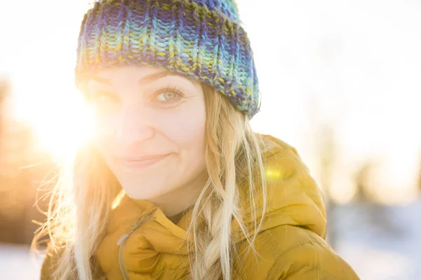 Winterporträt Einer Hübschen Jungen Frau Die Der Warmen Abendsonne Einer — Stockfoto