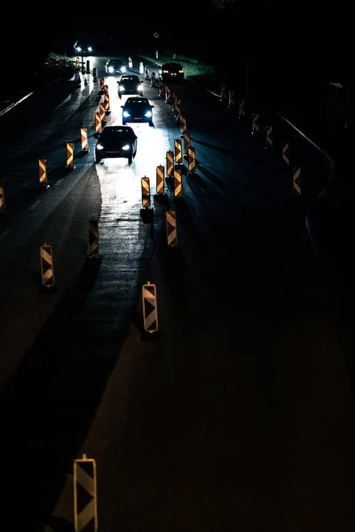 汽车在有道路的路上行驶 在路上工作 夜间交通 — 图库照片