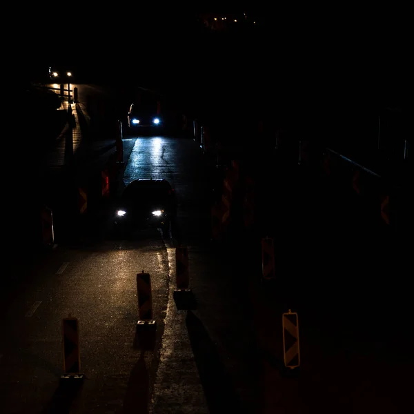 Yol Çalışması Olan Bir Yoldaki Arabalar Yolda Işe Yarıyor Gece — Stok fotoğraf