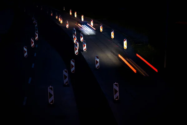 道路工事付きの道路上の車 道路で働いてる 夜の交通 — ストック写真