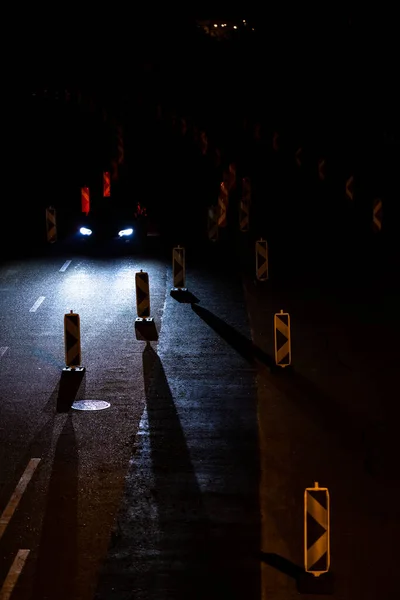 Auto Een Weg Met Wegwerkzaamheden Werkt Weg Nachtverkeer — Stockfoto