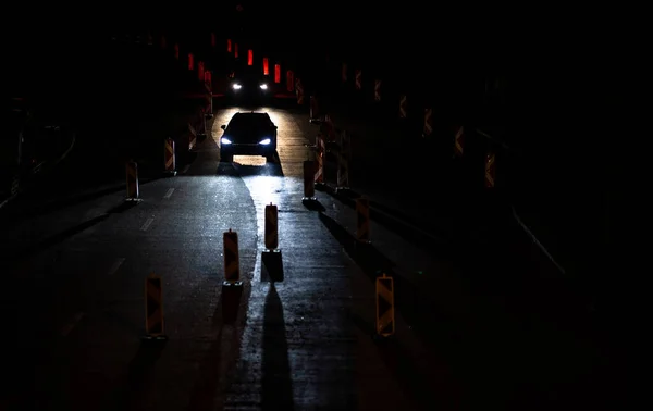 Carros Numa Estrada Com Obras Estrada Trabalha Estrada Tráfego Noturno — Fotografia de Stock