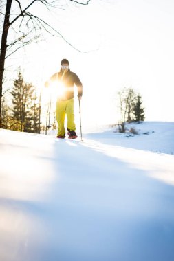 Kışın derin karda kar ayakkabısı. Karda yürüyorum. Kışın dağlarda yürüyüş..