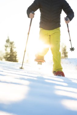 Kışın derin karda kar ayakkabısı. Karda yürüyorum. Kışın dağlarda yürüyüş..