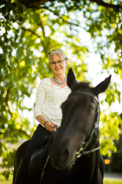 Frau Auf Einem Pferd Pferdesport Freizeitreitkonzept — Stockfoto