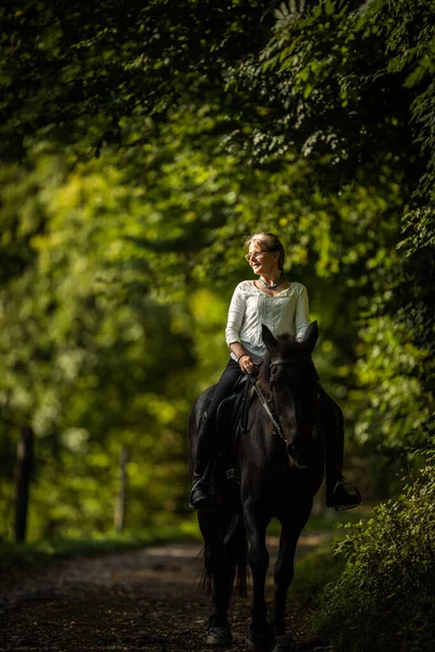 Uma Mulher Montada Cavalo Esporte Equestre Conceito Equitação Lazer — Fotografia de Stock