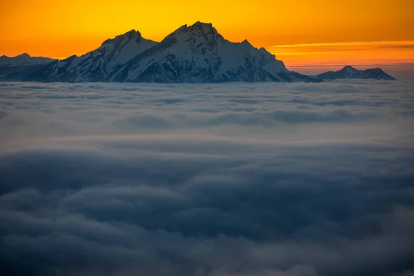 Espléndido Paisaje Apline Altas Montañas Con Niebla Hermosa Luz Noche —  Fotos de Stock