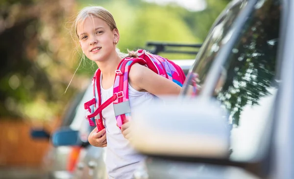 Χαριτωμένο Κοριτσάκι Πηγαίνει Στο Σπίτι Από Σχολείο Αναζητούν Καλά Πριν — Φωτογραφία Αρχείου