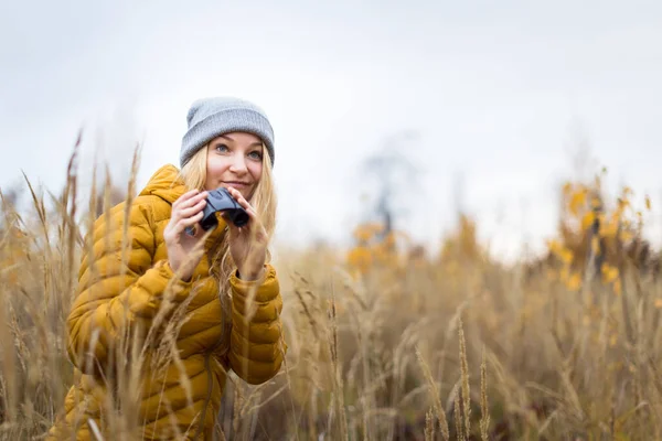 Young Woman Binoculars Outdoors Fall Day Enjoying Outdoors — Stock Photo, Image