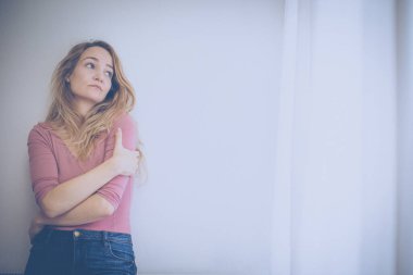 Depresyondaki orta yaşlı kadın evde üzgün, yalnız, endişeli (renkli tonlu görüntü))