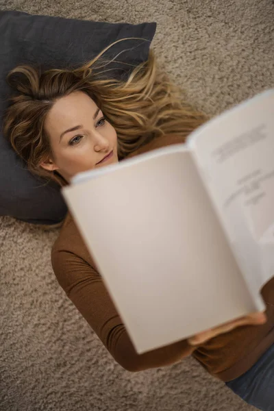 Pretty Young Woman Reading Home Studing Class — Stock Photo, Image