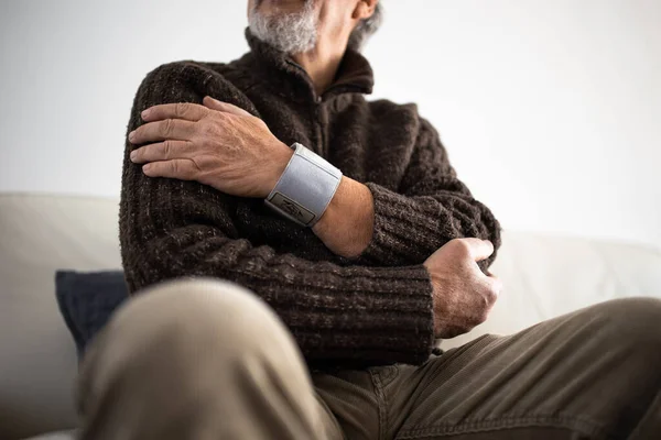 Uomo Anziano Che Utilizza Dispositivo Medico Misurare Pressione Sanguigna Uomo — Foto Stock