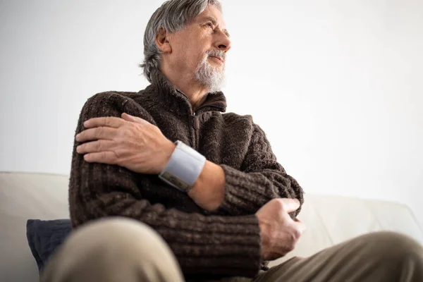 Älterer Mann Nutzt Medizinisches Gerät Zur Blutdruckmessung Älterer Mann Mit — Stockfoto