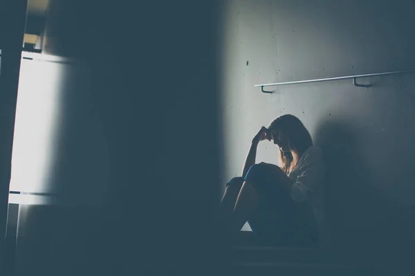 Κατάθλιψη Νεαρής Γυναίκας Που Κάθεται Μια Σκάλα Απώλεια Εργασίας Λόγω — Φωτογραφία Αρχείου