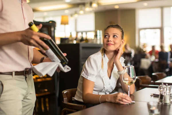 ワインウエイターとかわいい女性レストランの顧客彼女のために右のワインを選ぶ彼女は食べ物とうまく行くために — ストック写真