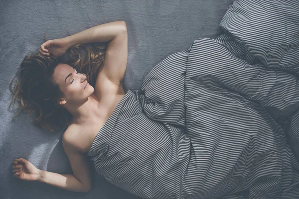 Красивая Молодая Женщина Спит Своей Постели Поздно Утром Выходные Дни — стоковое фото