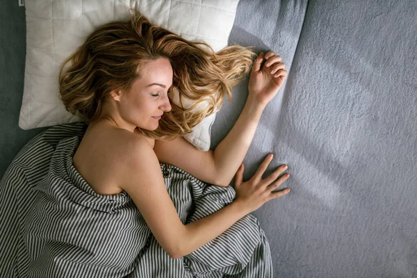 Красивая Молодая Женщина Спит Своей Постели Поздно Утром Выходные Дни — стоковое фото