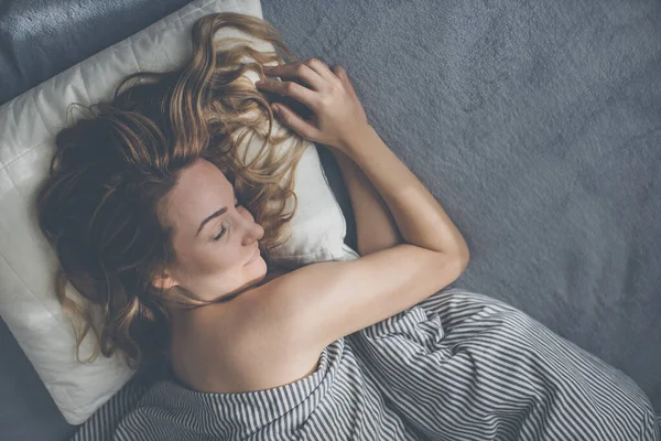Hübsche Junge Frau Schläft Wochenende Spät Morgens Ihrem Bett Ausgleich — Stockfoto