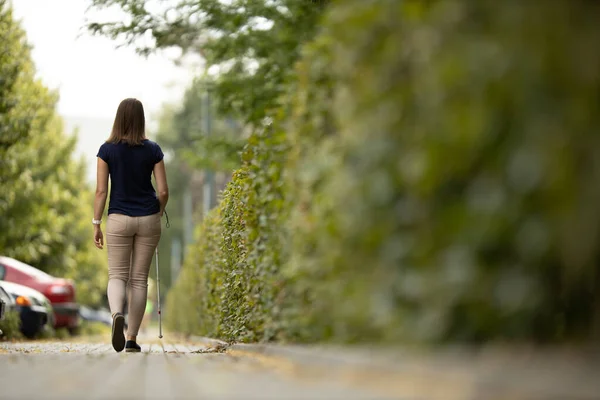 Τυφλή Γυναίκα Περπατά Στους Δρόμους Της Πόλης Χρησιμοποιώντας Λευκό Μπαστούνι — Φωτογραφία Αρχείου