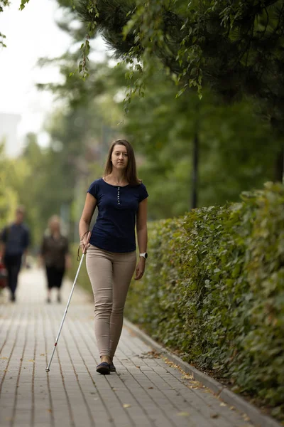 Νεαρή Γυναίκα Προβλήματα Όρασης Περπατάει Στους Δρόμους Της Πόλης Χρησιμοποιώντας — Φωτογραφία Αρχείου