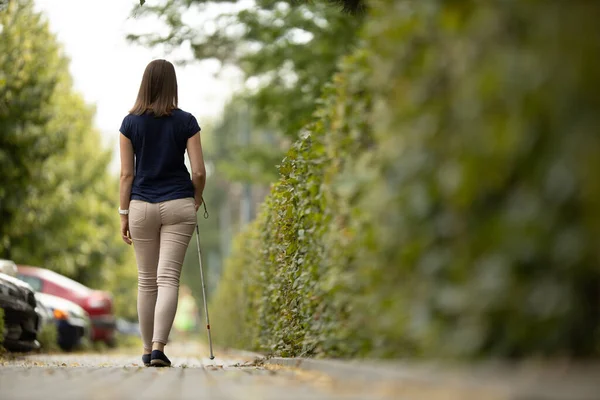 Ślepa Kobieta Chodząca Ulicami Miasta Używając Swojej Białej Laski — Zdjęcie stockowe