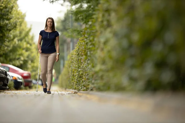 Ślepa Kobieta Chodząca Ulicami Miasta Używając Swojej Białej Laski — Zdjęcie stockowe