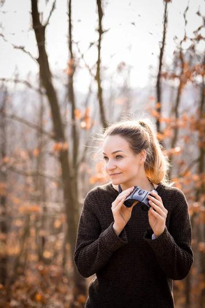 Young Woman Binoculars Outdoors Fall Day Enjoying Outdoors — Stock Photo, Image