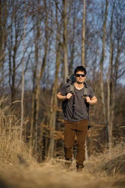 Młody Człowiek Spacerze Wiosennym Lesie — Zdjęcie stockowe