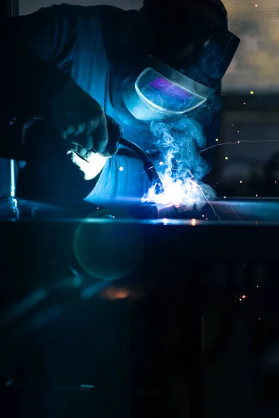 Uomo Che Lavora Ferro Con Smerigliatrice Uomo Lavoro Sparkles Fuoco — Foto Stock