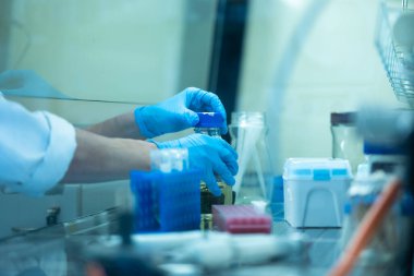 Bir kimya laboratuvarında araştırma yapan kadın araştırmacı.