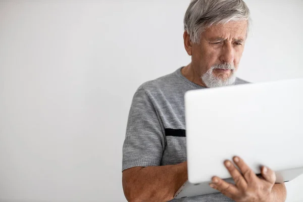Старший Чоловік Який Використовує Ноутбук Вдома Трохи Бореться Технікою Купує — стокове фото