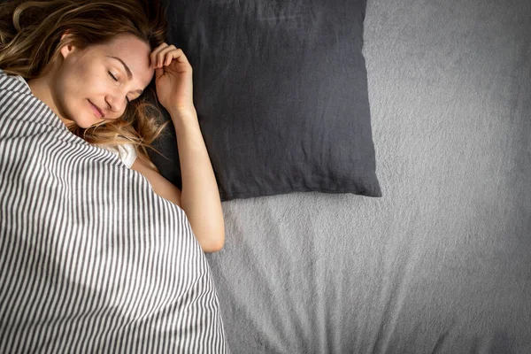 Csinos Fiatal Alszik Ágyában Késő Reggel Egy Hétvégén Kompenzálja Alváshiányt — Stock Fotó