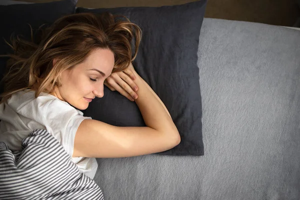 Όμορφη Νεαρή Γυναίκα Κοιμάται Στο Κρεβάτι Της Αργά Πρωί Ένα — Φωτογραφία Αρχείου