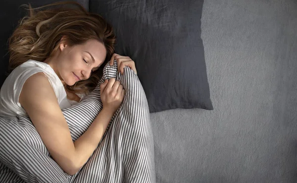 Cantik Wanita Muda Tidur Tempat Tidurnya Larut Malam Pagi Hari — Stok Foto