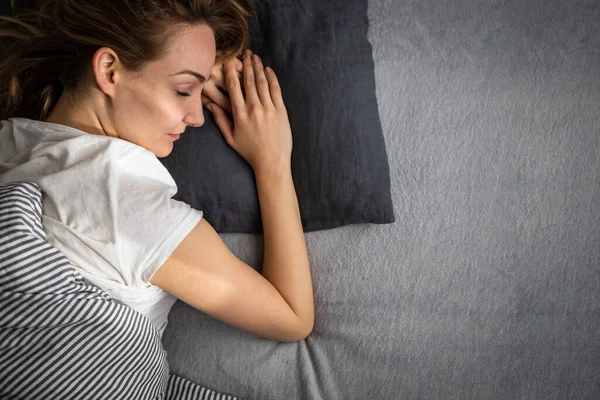 Cantik Wanita Muda Tidur Tempat Tidurnya Larut Malam Pagi Hari — Stok Foto