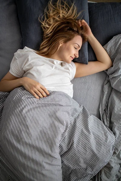 Mujer Joven Bonita Que Duerme Cama Por Mañana Fin Semana —  Fotos de Stock