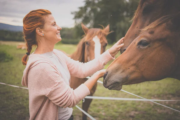 Pretty Young Redhead Woman Her Lovely Horse Her Favorite Leisure — Stock Photo, Image