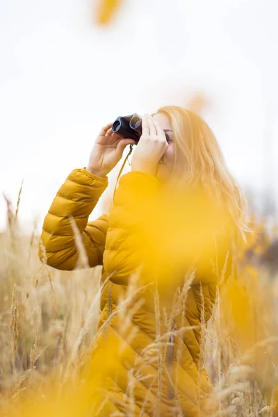 Mujer Joven Con Prismáticos Aire Libre Día Otoño Disfrutando Del — Foto de Stock