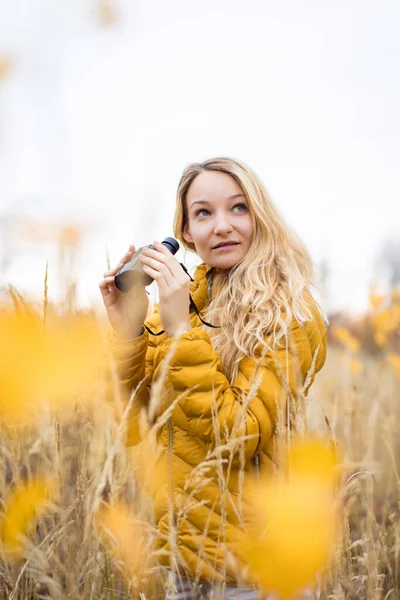 Молодая Женщина Биноклем Улице Осенью Наслаждаясь Природой — стоковое фото