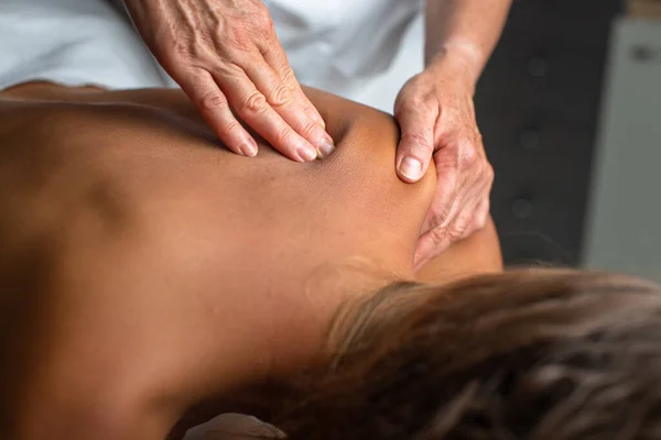 Massage Procedur Hals Och Helkroppsmassage Kvinnlig Massös Massera Med Olja — Stockfoto