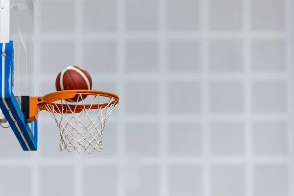 Баскетбольный Мяч Деревянном Спортивном Корте Баскетболисты Младшего Уровня Играют Игру — стоковое фото