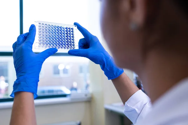 Vrouwelijke Onderzoeker Voert Onderzoek Uit Een Chemisch Lab — Stockfoto