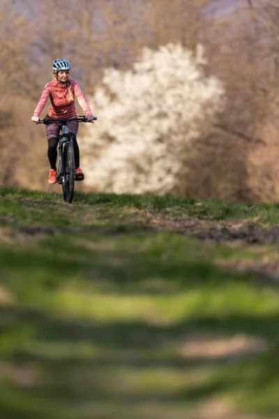 Mujer Bonita Joven Con Bicicleta Montaña Que Dar Paseo Más — Foto de Stock