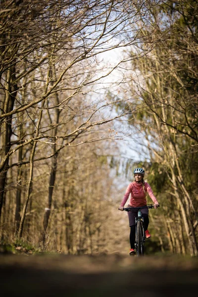 Mujer Bonita Joven Con Bicicleta Montaña Que Dar Paseo Más —  Fotos de Stock