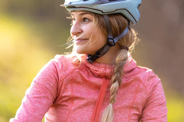 Hübsche Junge Frau Mit Ihrem Mountainbike Auf Einer Fahrt Über — Stockfoto