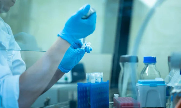 Vrouwelijke Onderzoeker Voert Onderzoek Uit Een Chemisch Lab — Stockfoto