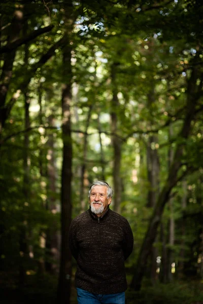 秋の日に屋外を歩く高齢者の白人男性 — ストック写真